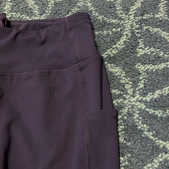 NWT leggings with tapered legs and side pockets. Bonus zippered pocket waistband - Picture 3 of 3